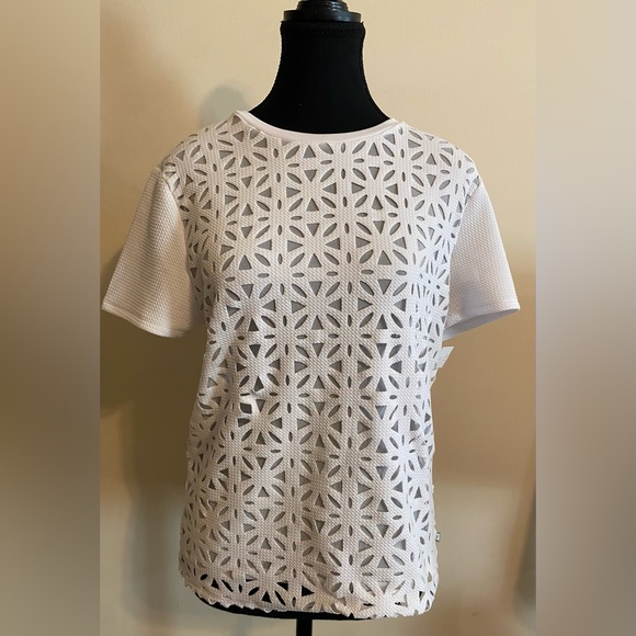 Fabletics short sleeve geometric pattern top. Size Medium - Picture 3 of 7